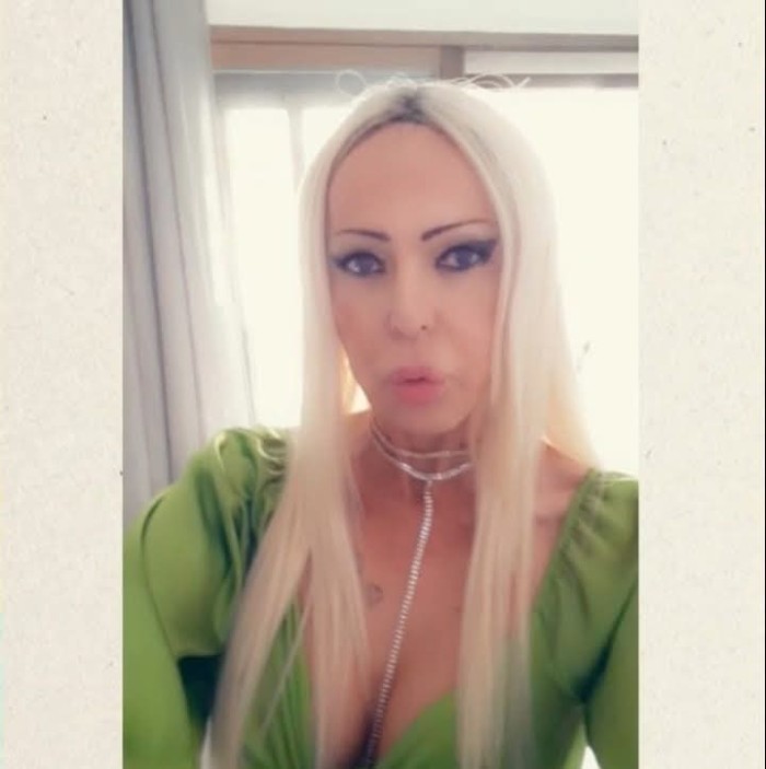 Trans hermosa rubia femenina