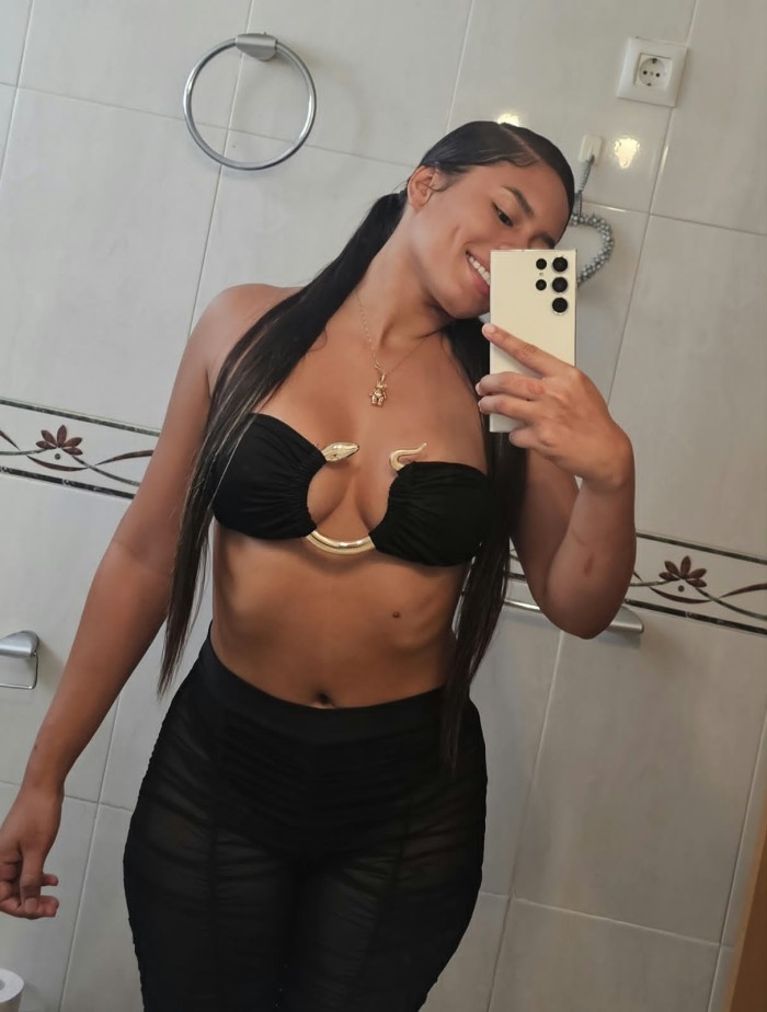 BELLEZA DE CURVAS PERFECTAS EN BARCELONA AMOR VIENES??