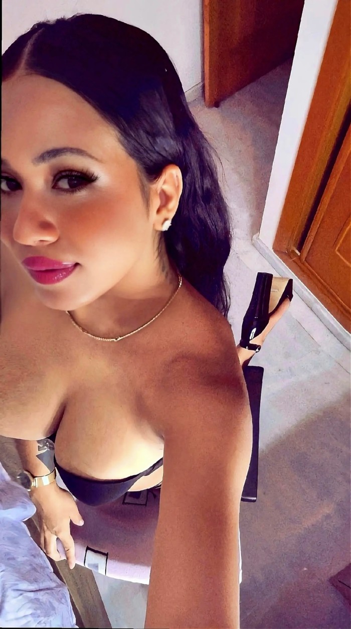 LATINA COQUETA Y JUGUETONA 742077325