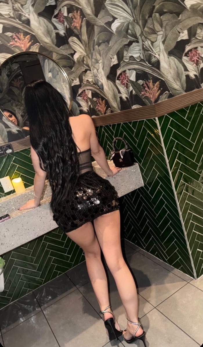 Camila linda latina complaciente