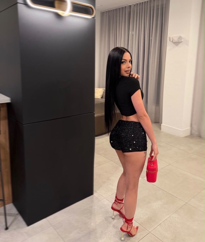 Camila linda latina complaciente