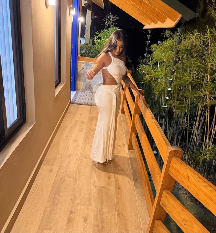 UNA CHICA CALIENTE DISPONIBLE PARA TI .