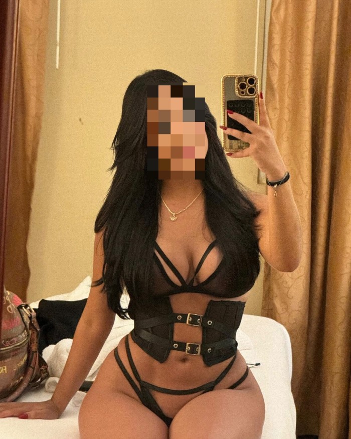 TETONA DELICIOSA CON COÑITO MUY ESTRECHO FIESTERA