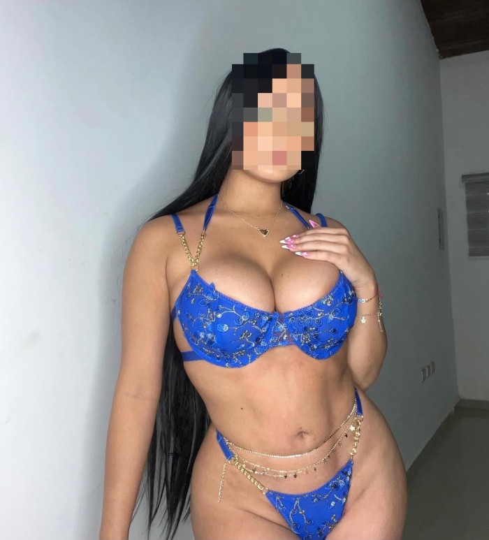 TETONA DELICIOSA CON COÑITO MUY ESTRECHO FIESTERA