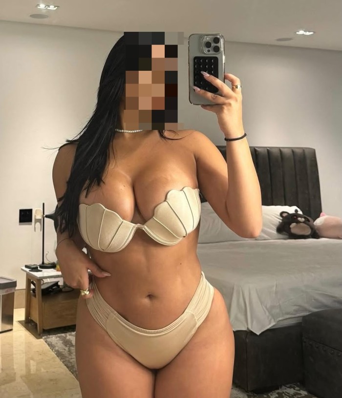 TETONA DELICIOSA CON COÑITO MUY ESTRECHO FIESTERA