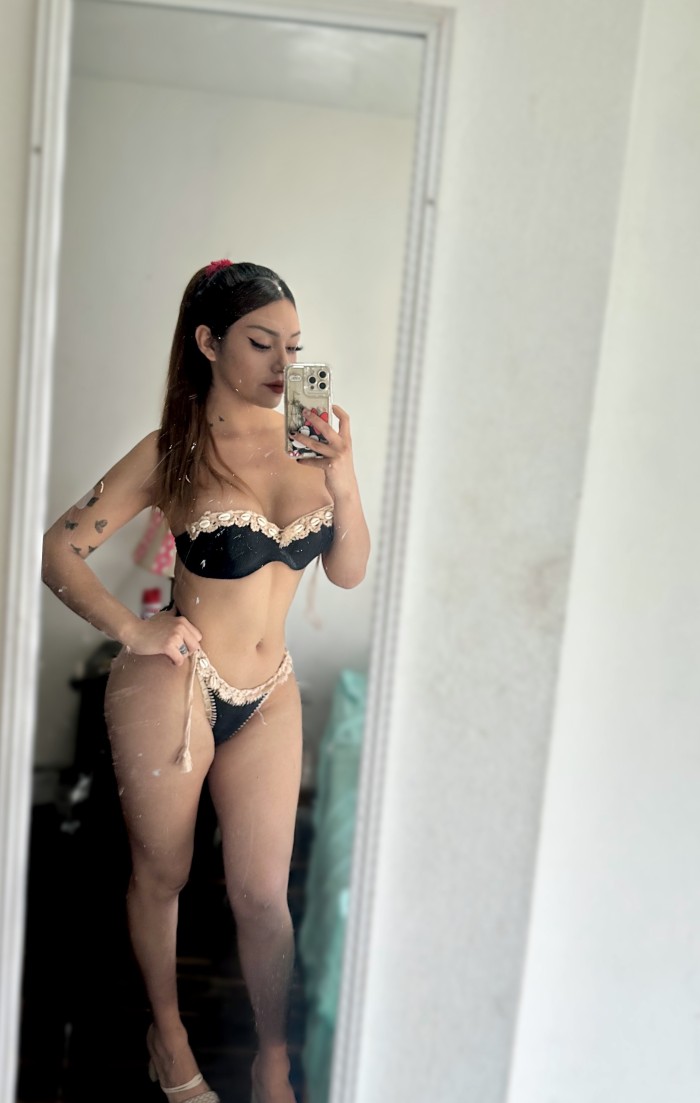 FOGOSA MODELO TRANS LATINA MUY FEMENINA Y SENSUAL