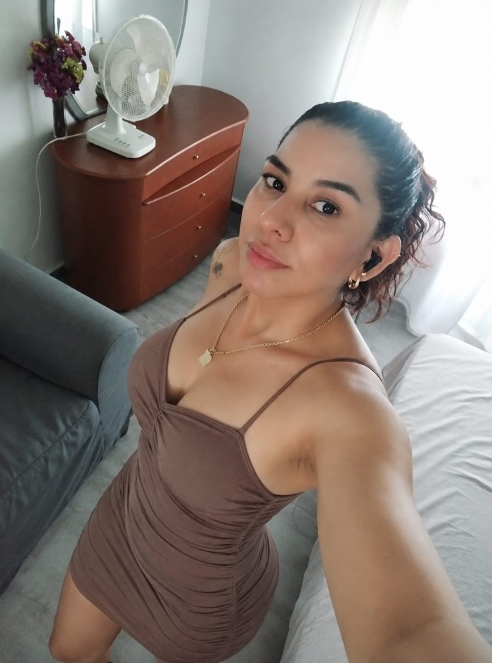 CHICA ENCANTADORA CON COÑO CALIENTE
