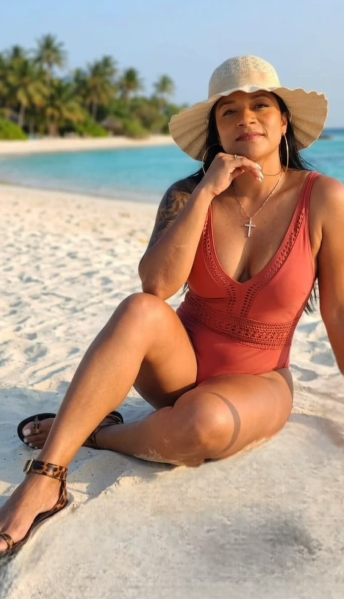 SOY UNA LINDA LATINA CON MUCHO DESEO DE FOLLAR
