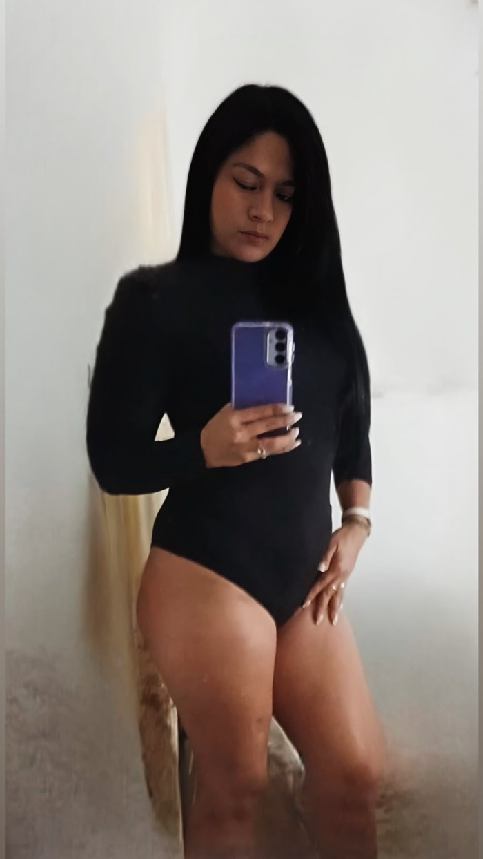 SOY UNA LINDA LATINA CON MUCHO DESEO DE FOLLAR