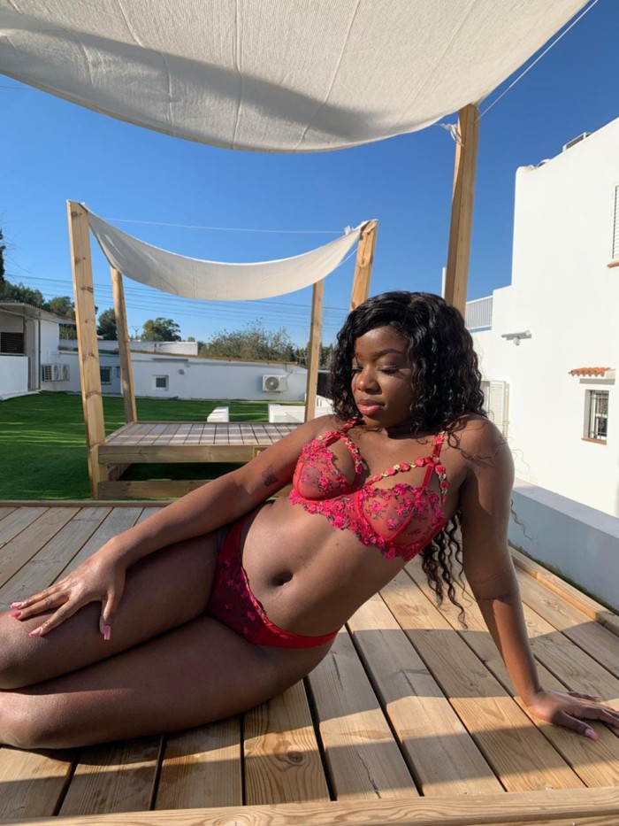 TIFFANY MUY FIESTERA COMPLACIENTE Y DIVERTIDA