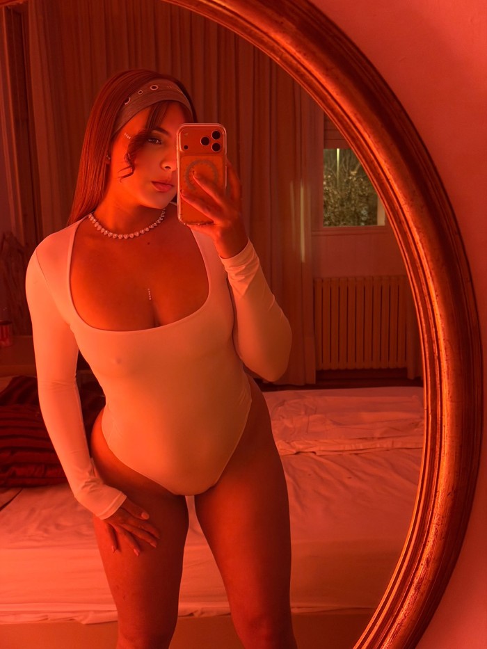 VEN Y DISFRUTA DE MI RICO CULO SOY MUY CACHONDA