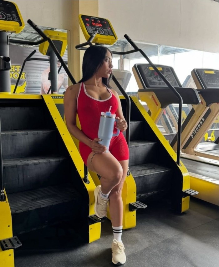 CLOE LA MORENA MAS CALIENTE Y FIESTERA 24H