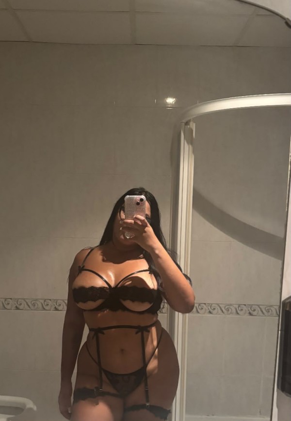 VEN CHUPAME EL COÑO, ESTA CALIENTE Y ESTRECHITO