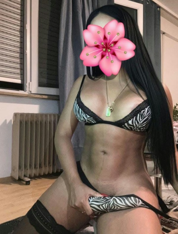 Morena pollona nueva en la ciudad femenina