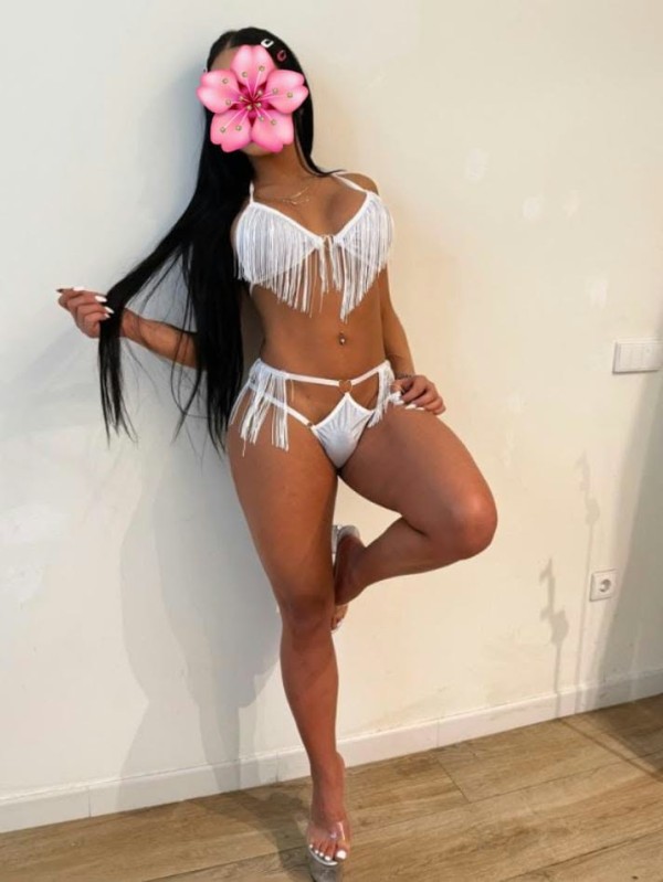 Morena pollona nueva en la ciudad femenina