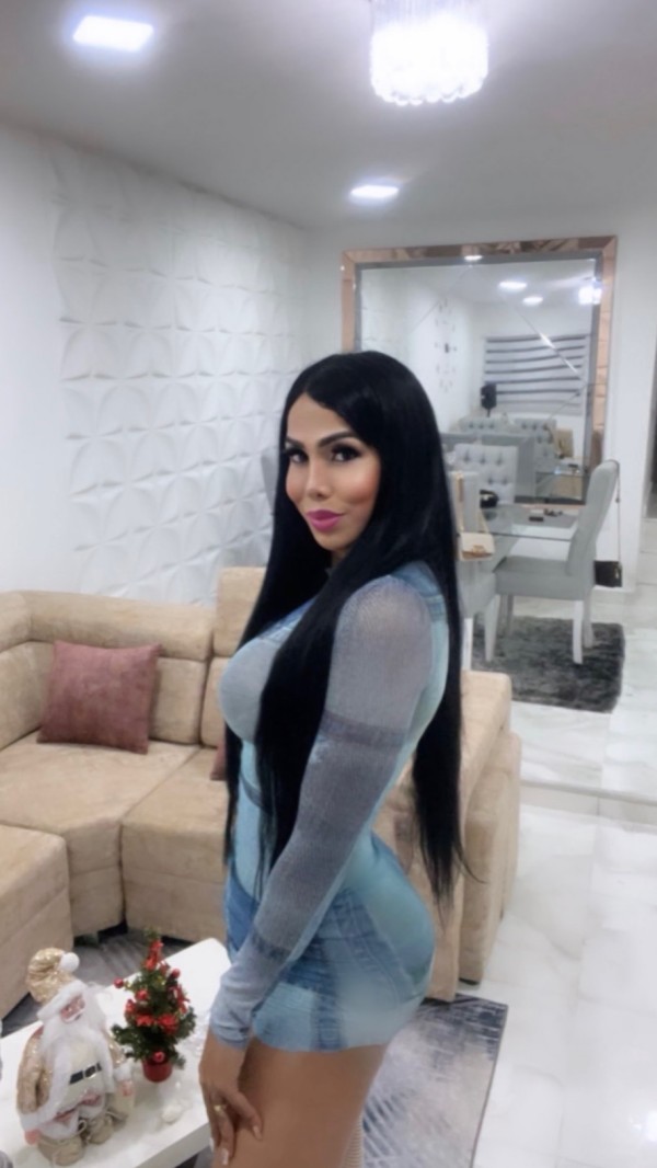 Mujer con polla novedad real  cachonda