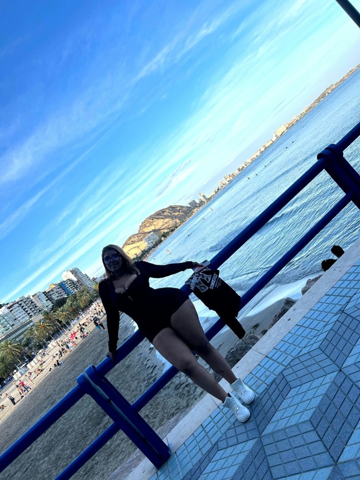 MIS TETAS GRANDES TE DESEAN PARA QUE LES DES USO