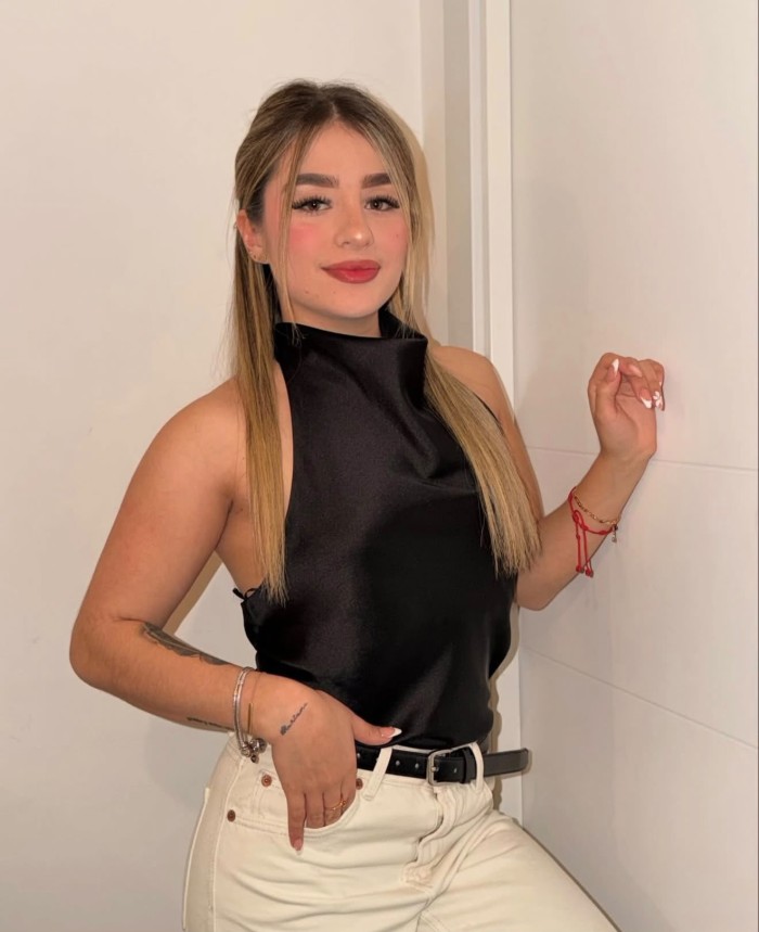 FIESTERA MUY ESTRECHA DESEANDO SER FOLLADA A TOPE