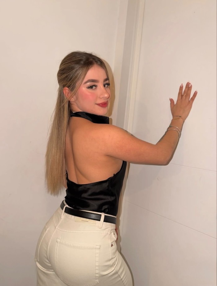 FIESTERA MUY ESTRECHA DESEANDO SER FOLLADA A TOPE