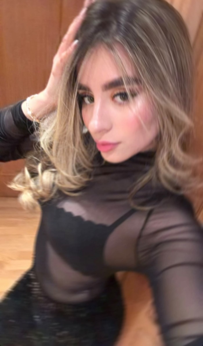FIESTERA MUY ESTRECHA DESEANDO SER FOLLADA A TOPE