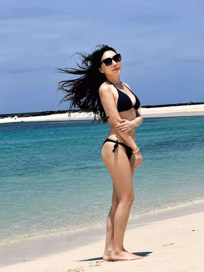 Hermosa asiática elegante y sexy con foto 100%real