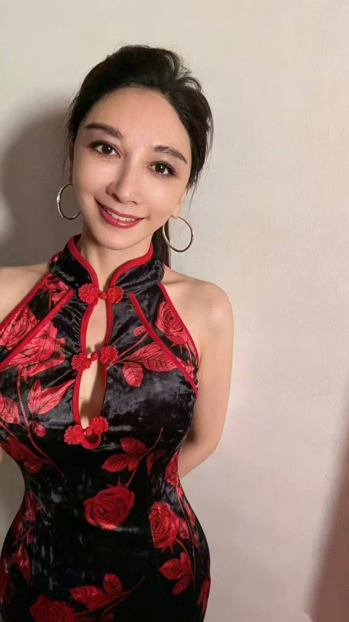 Hermosa asiática elegante y sexy con foto 100%real