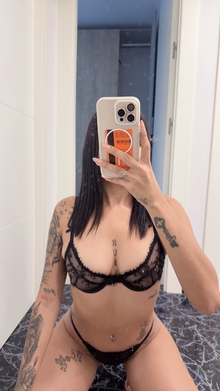 Emily joven colombiana delgada y fiestera en Torrevieja
