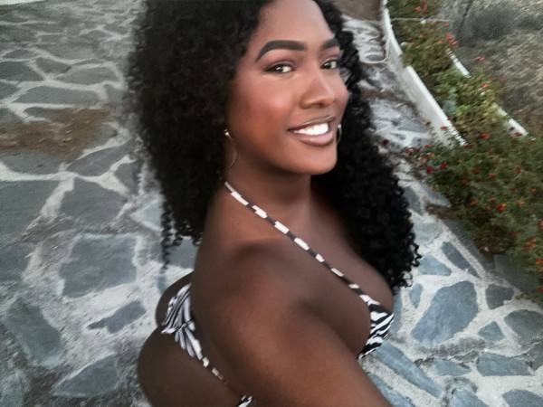 NATASHA, LA HERMOSA Y VOLUPTUOSA MORENA VEN
