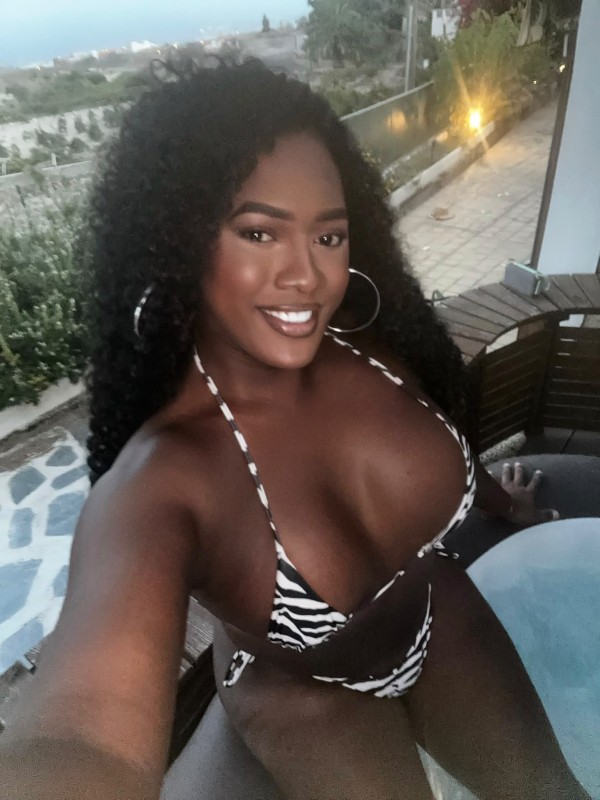NATASHA, LA HERMOSA Y VOLUPTUOSA MORENA VEN