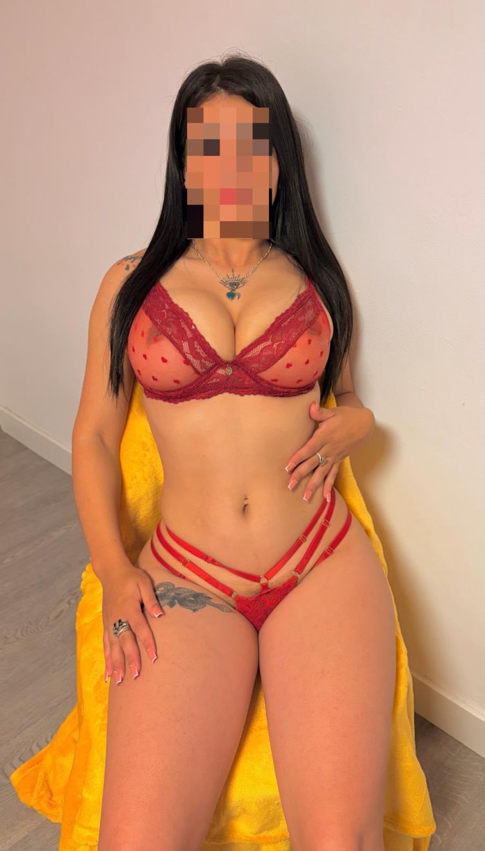 LUNA NOVEDAD EN ESTEPONA! JOVENCITA MORBOSA FIESTERA Y JUGUETONA