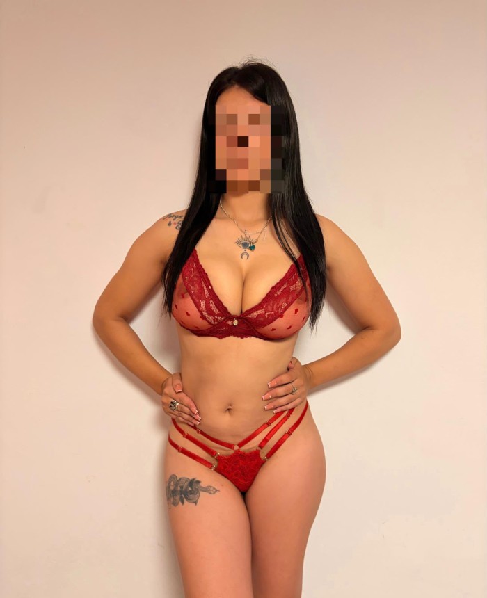LUNA NOVEDAD EN ESTEPONA! JOVENCITA MORBOSA FIESTERA Y JUGUETONA