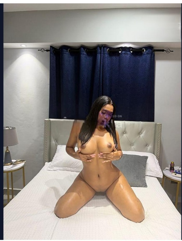 Jovencita risueña caliente