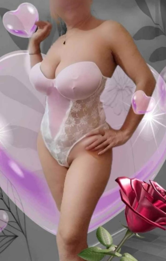 AMOR SOY LAURA, UNA LATINA MUY JUGUETONA