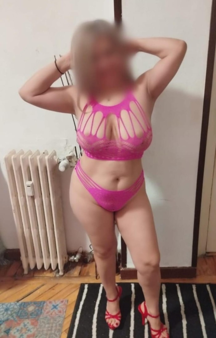 AMOR SOY LAURA, UNA LATINA MUY JUGUETONA