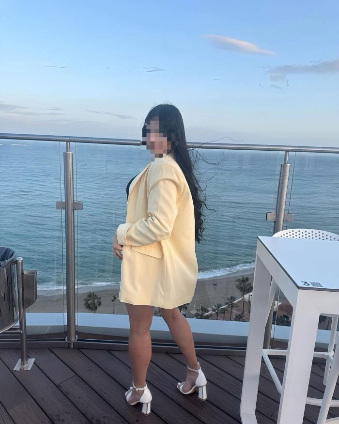 613523718 elegancia y deseo en una sola jovencita
