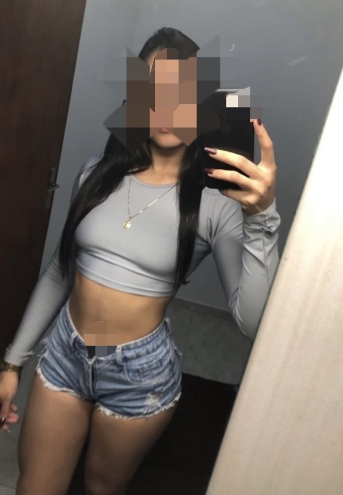JOVEN LATINA ESPERANDO LA BIENVENIDA