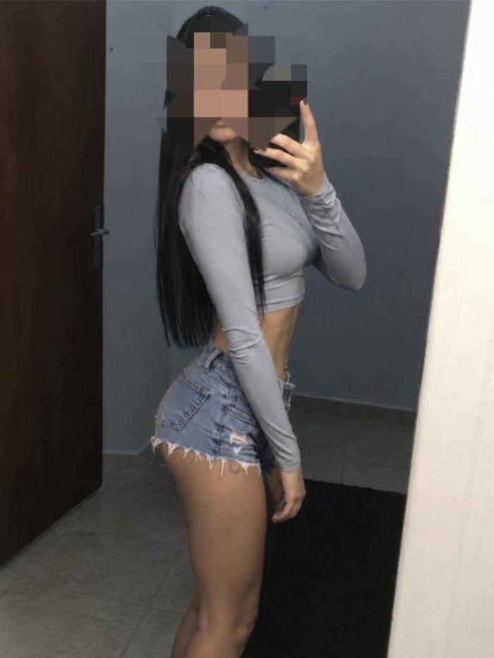 JOVEN LATINA ESPERANDO LA BIENVENIDA