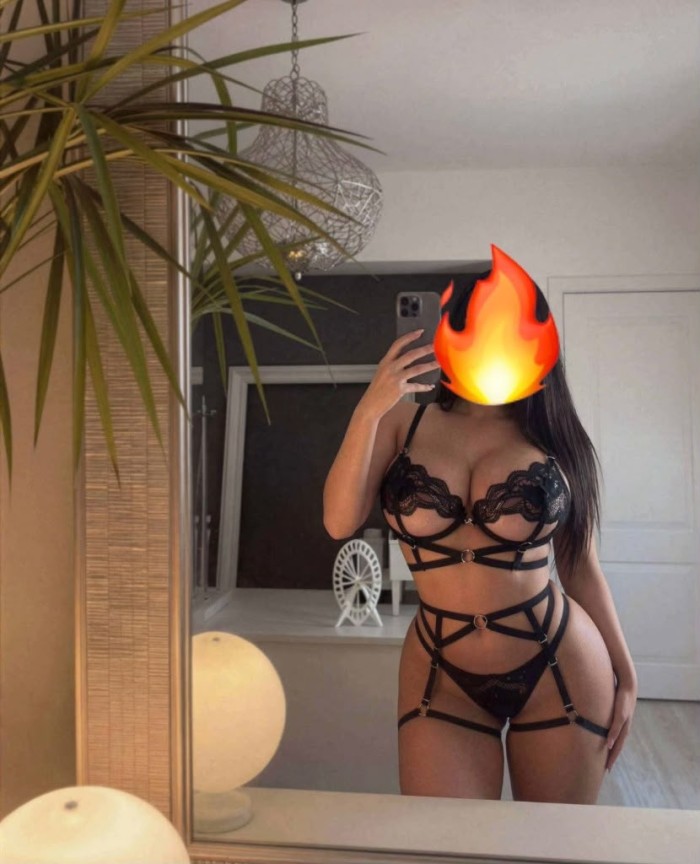 EN TRIANA FIESTERITA MUY COMPLACIENTE DIOSA