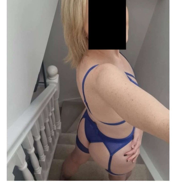 LUZ EN HUELVA MADURITA DELGADITA CARIÑOSA FIESTERA JUGUETONA Y DISCRETA