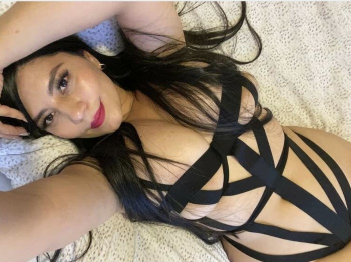 Alejandra morena deliciosa frances, besitos, caricias y trio con amiguita