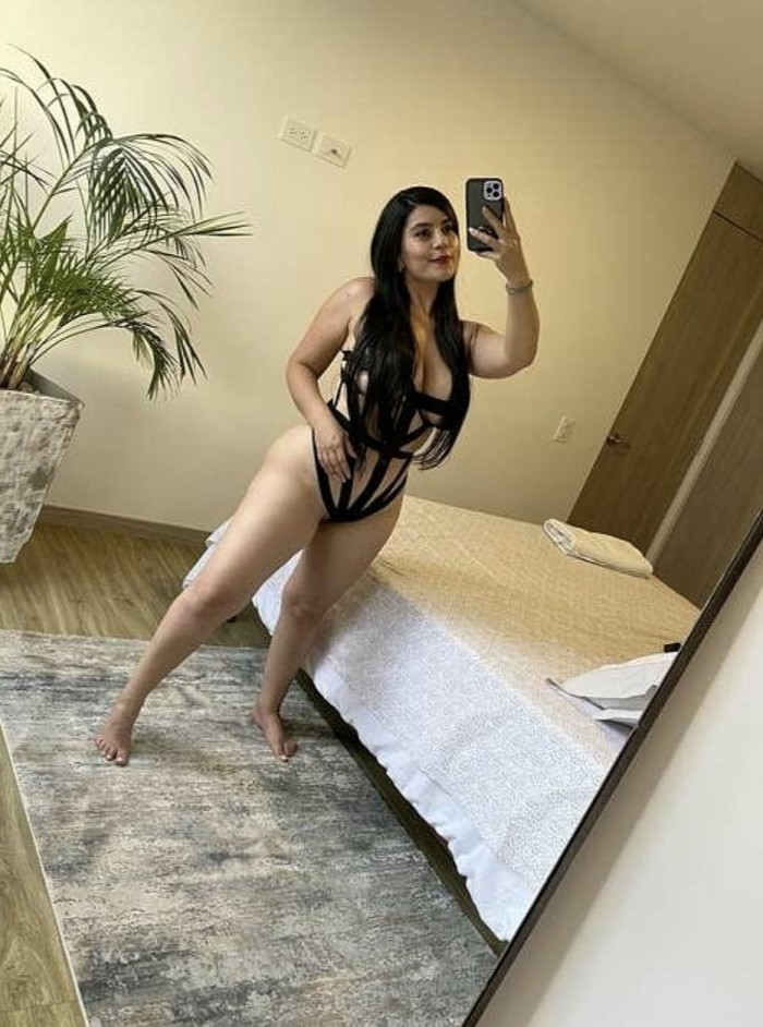 Alejandra morena deliciosa frances, besitos, caricias y trio con amiguita