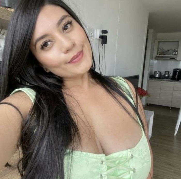 Alejandra deliciosa y ardiente morena muy folladora