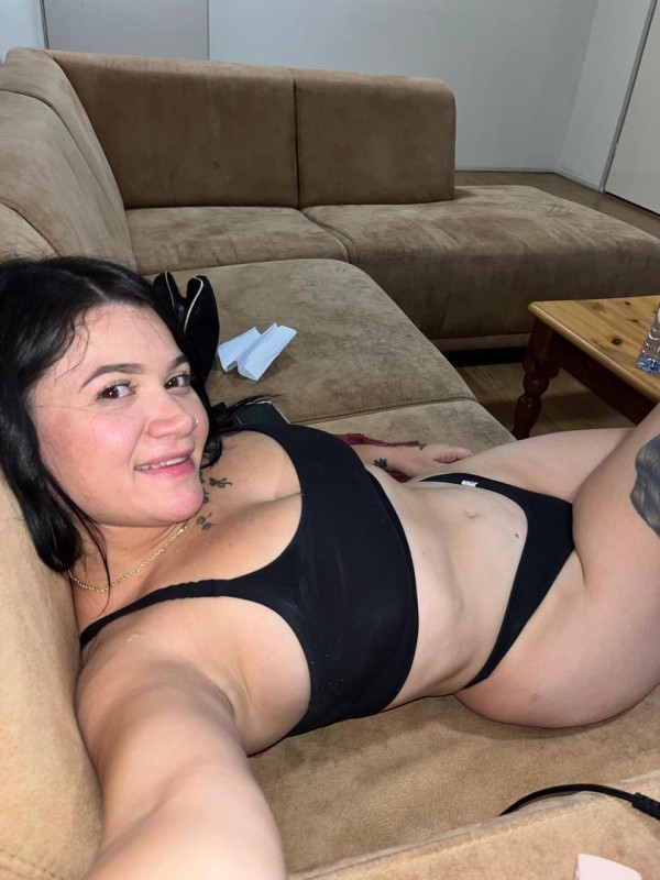 CACHONDA RECIÉN LLEGADA FIESTERA