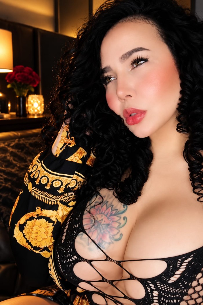 BELLA TRAVIESA CACHONDA FIESTERA LATINA TE ANIMAS NOVEDAD LLÁMAME