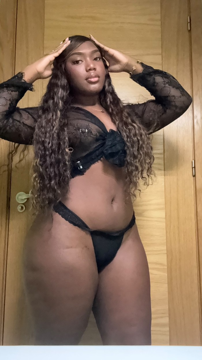 MORENA CON ARDIENTES CURVAS EN TORREVIEJA GUARRA Y FIESTERA