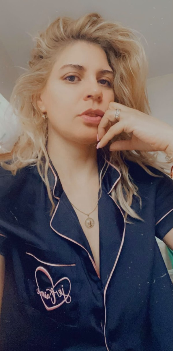 Alma chica paraguaya complaciente implicada besucona Elche