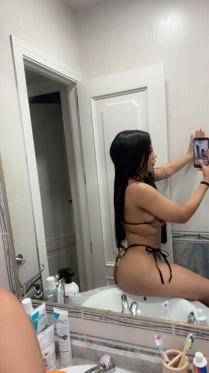 JULIANIS RECIEN SALIDA DEL HORNO DESEOS DE SEXO