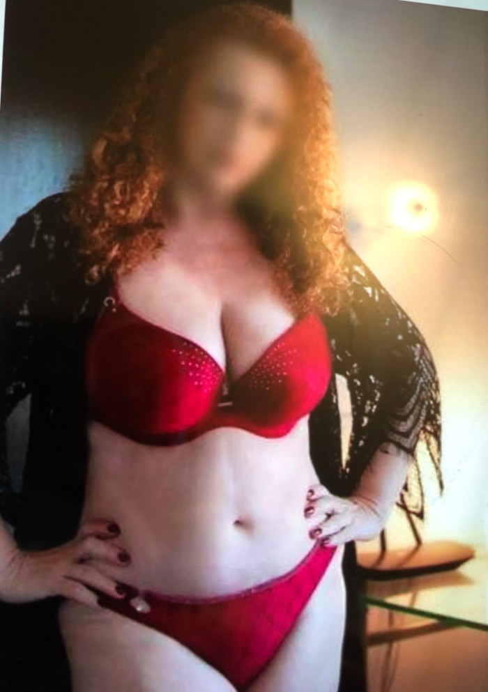 IMPLICADA MADURITA CACHONDA MUY COMPLETA