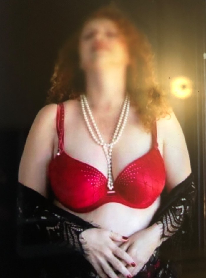 IMPLICADA MADURITA CACHONDA MUY COMPLETA