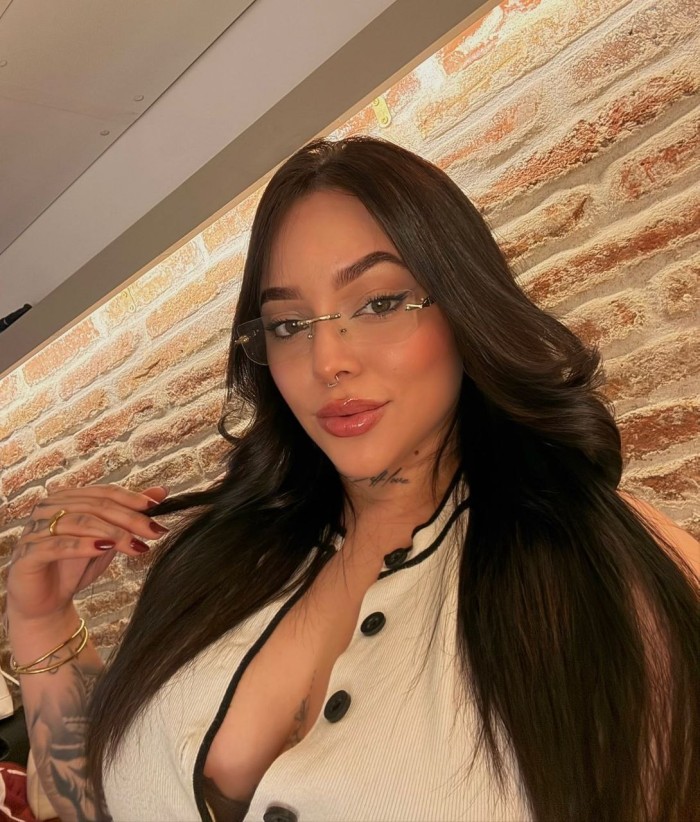 SALOMÉ DULCE TETONA , ELEGANCIA Y PICARDIA !
